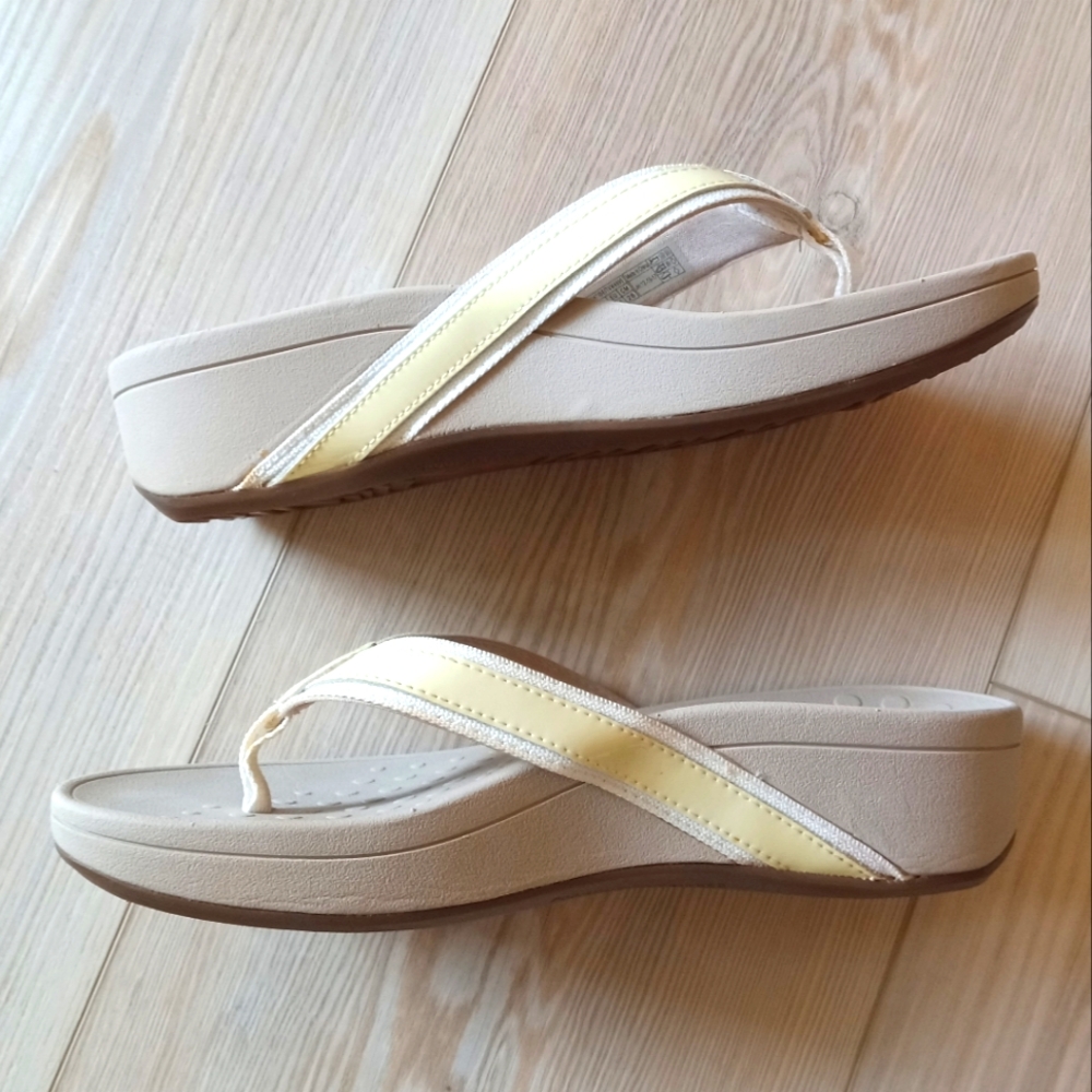 Vionic High Tide Flipflops - Picture 2 of 7